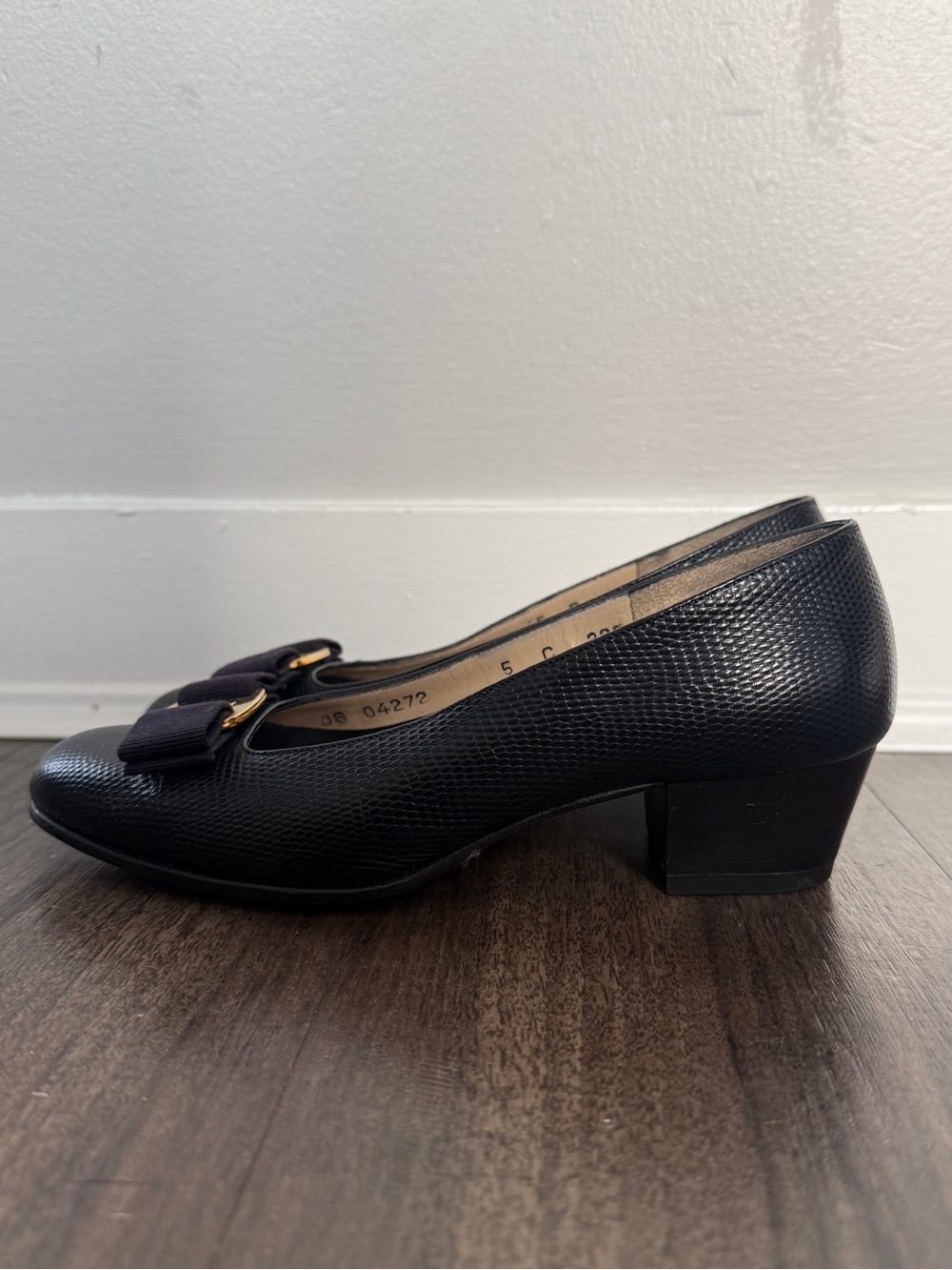Vintage Salvatore Ferragamo Vara Bow Navy Leather Pumps Size 5